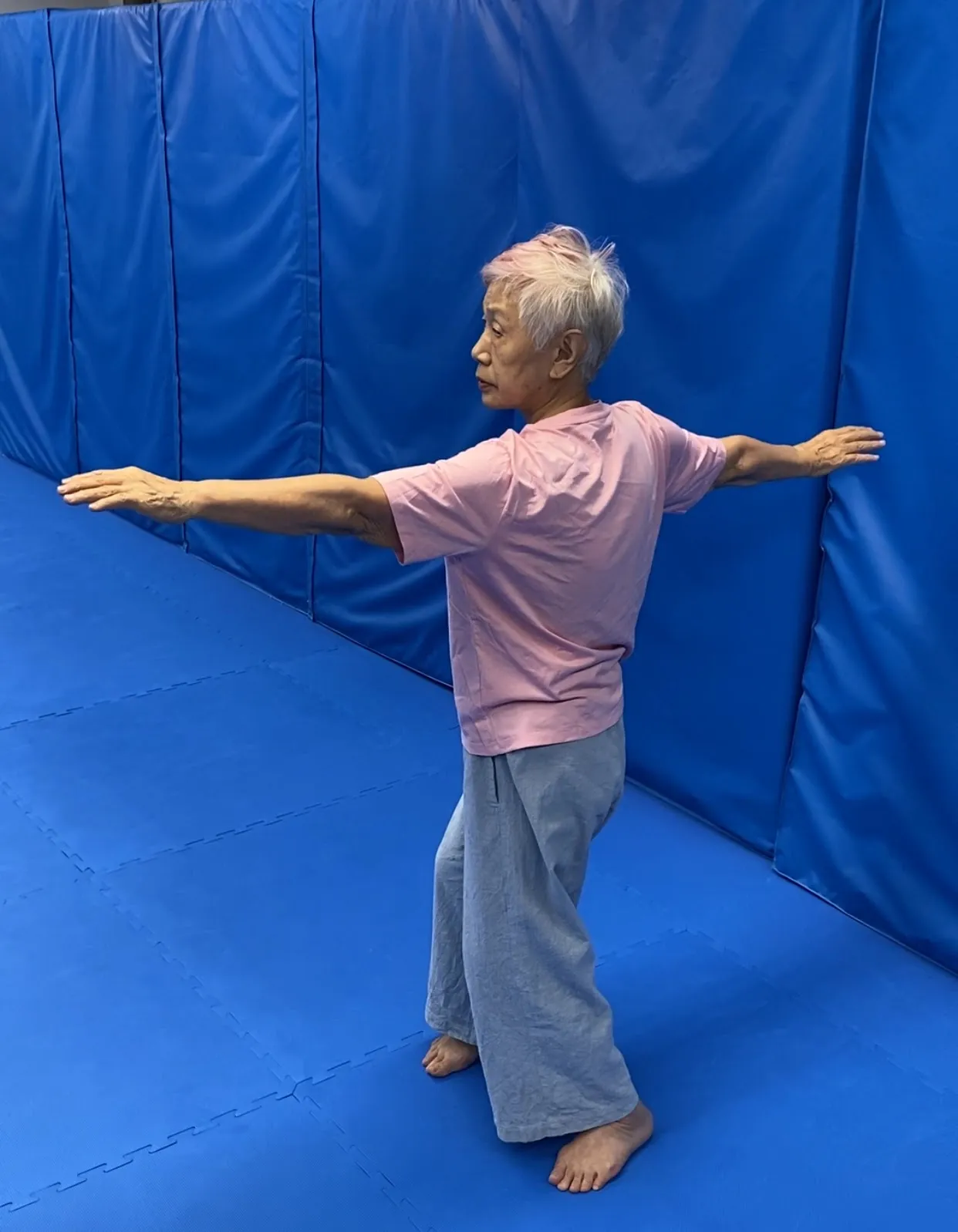 松岡節子先生が足芯呼吸の稽古をする様子