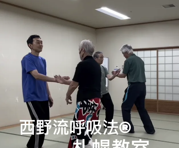 札幌教室で二人一組の対気の稽古をする様子